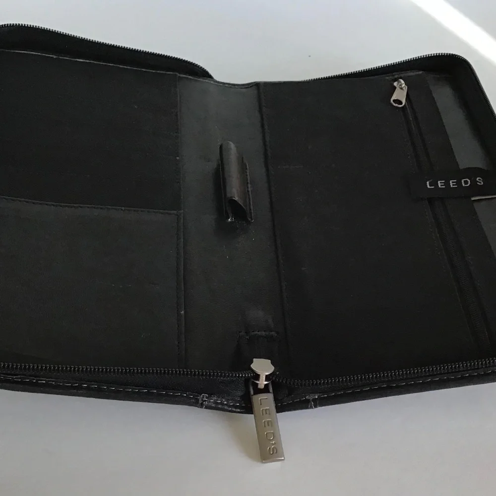 LEED’S Black Leather‎ Passport Organizer Zipper Close Card Slots Pocket Pen Slot